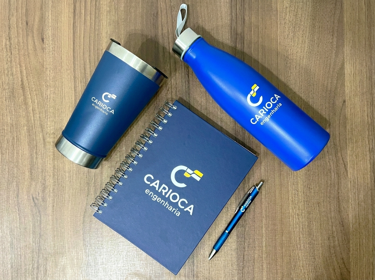 Kit da Carioca Engenharia produzido pela Fantastic Brindes com copo térmico, garrafa, caderno e caneta personalizados.