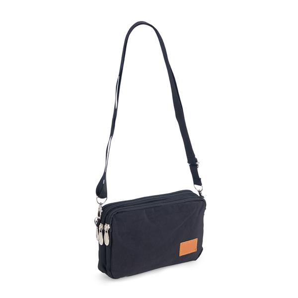Mini bolsa transversal personalizada em nylon resistente à água, com três compartimentos e alça regulável, indicada para ações promocionais com bag charm personalizado.