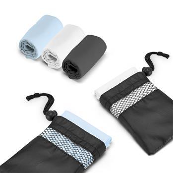 Toalha personalizada para esporte em microfibra com bolsa de transporte, indicada para academias, eventos esportivos e campanhas corporativas de bem-estar.