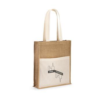 Sacola personalizada em juta com alças claras e bolso frontal em algodão, indicada para kits promocionais e campanhas com foco em reutilização.