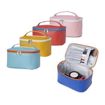 Nécessaire PU - 18674 Nécessaire personalizada em PU impermeável com divisórias internas, disponível em diferentes cores, indicada para compor kits corporativos com bag charm personalizado.