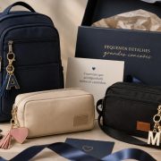 Kit promocional elegante com mochila, nécessaire, mini bolsa transversal e bag charms personalizados, representando o uso de acessórios em ações corporativas e campanhas de marca.