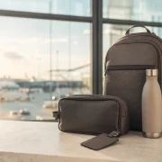 Kit de viagem com mochila, nécessaire, garrafa e identificador de bagagem