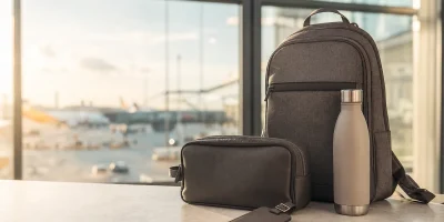 Kit de viagem com mochila, nécessaire, garrafa e identificador de bagagem