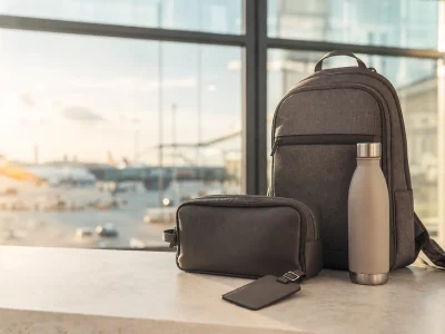Kit de viagem com mochila, nécessaire, garrafa e identificador de bagagem