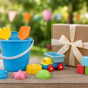 Kit infantil com balde de praia, acessórios coloridos e caixa de presente em evento ao ar livre