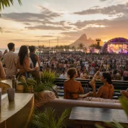 Público em área de experiência de festival usando copos e garrafas reutilizáveis diante do palco