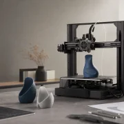 Impressora 3D produz protótipo de brinde personalizado em estúdio de design