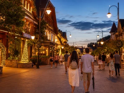 Visitantes caminham por rua iluminada de Gramado durante o Natal Luz no verão