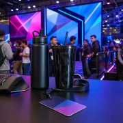 Mouse gamer, squeeze e copo reutilizável em estande de feira de games