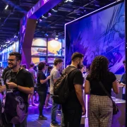 Visitantes participam de uma ativação de marca em evento de cultura pop