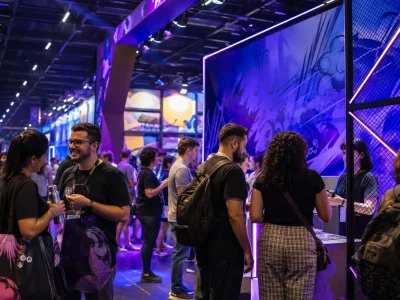 Visitantes participam de uma ativação de marca em evento de cultura pop