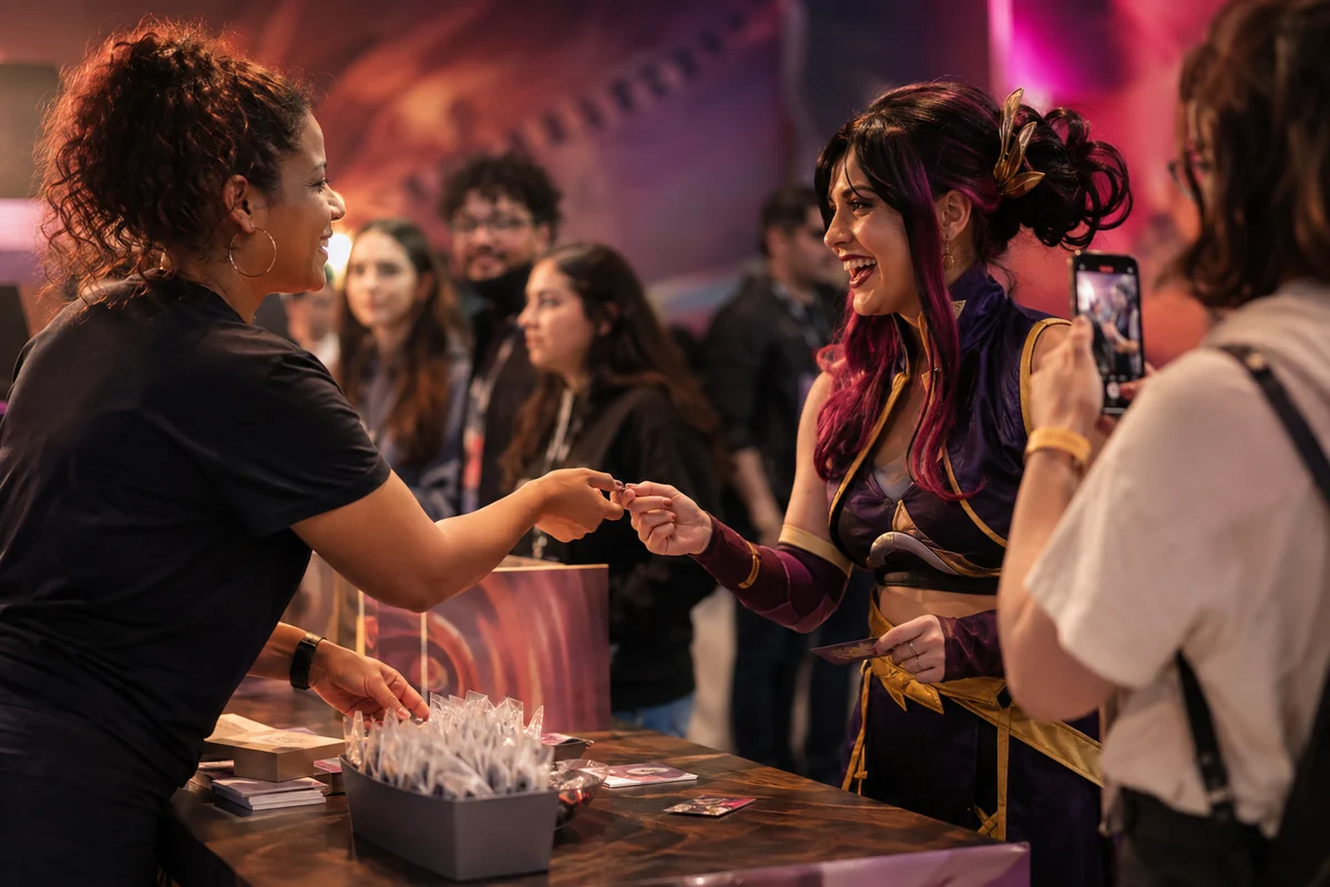 Promotora entrega pin colecionável a participante de uma ativação geek
